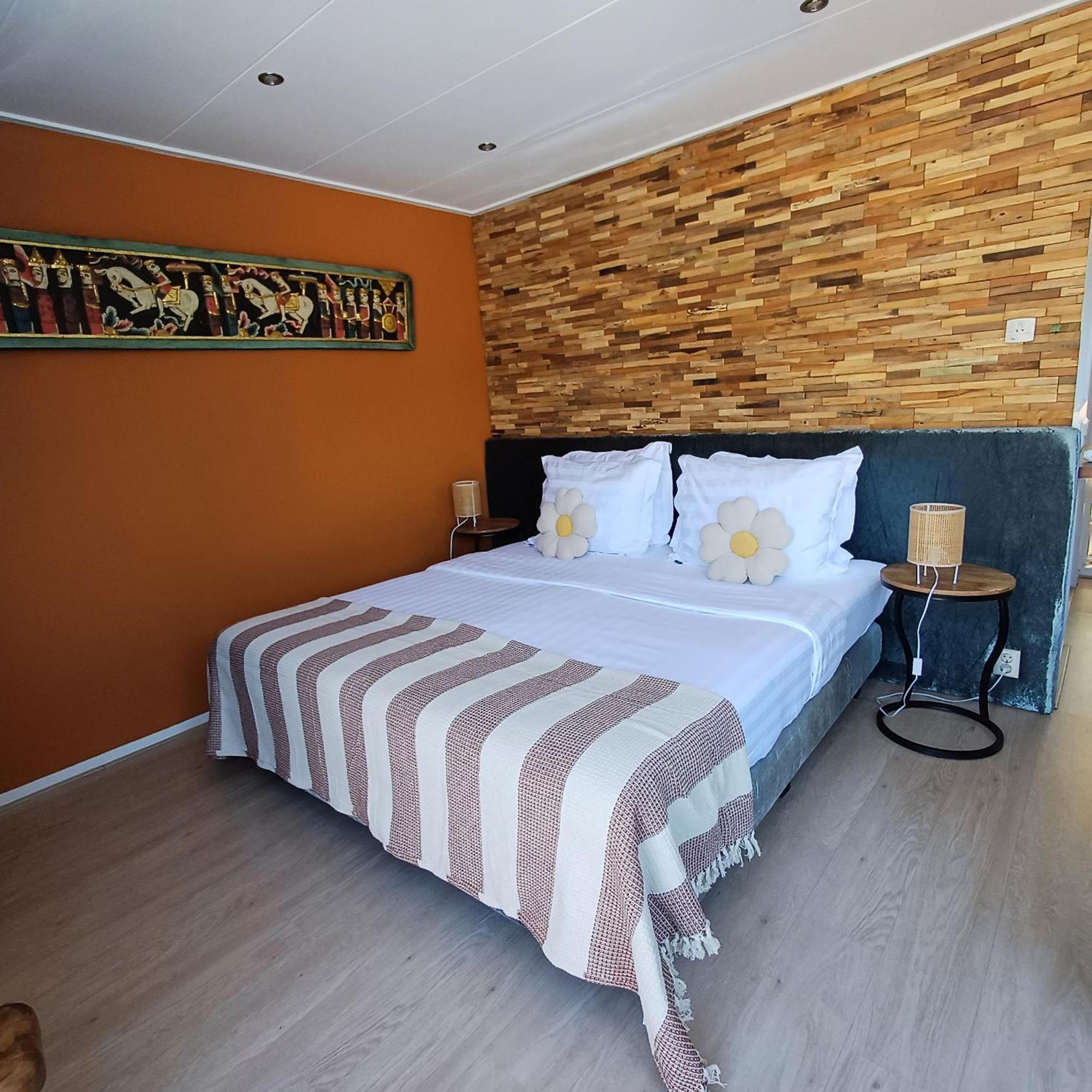 East Meets West Bed And Breakfast Veenendaal Exterior photo